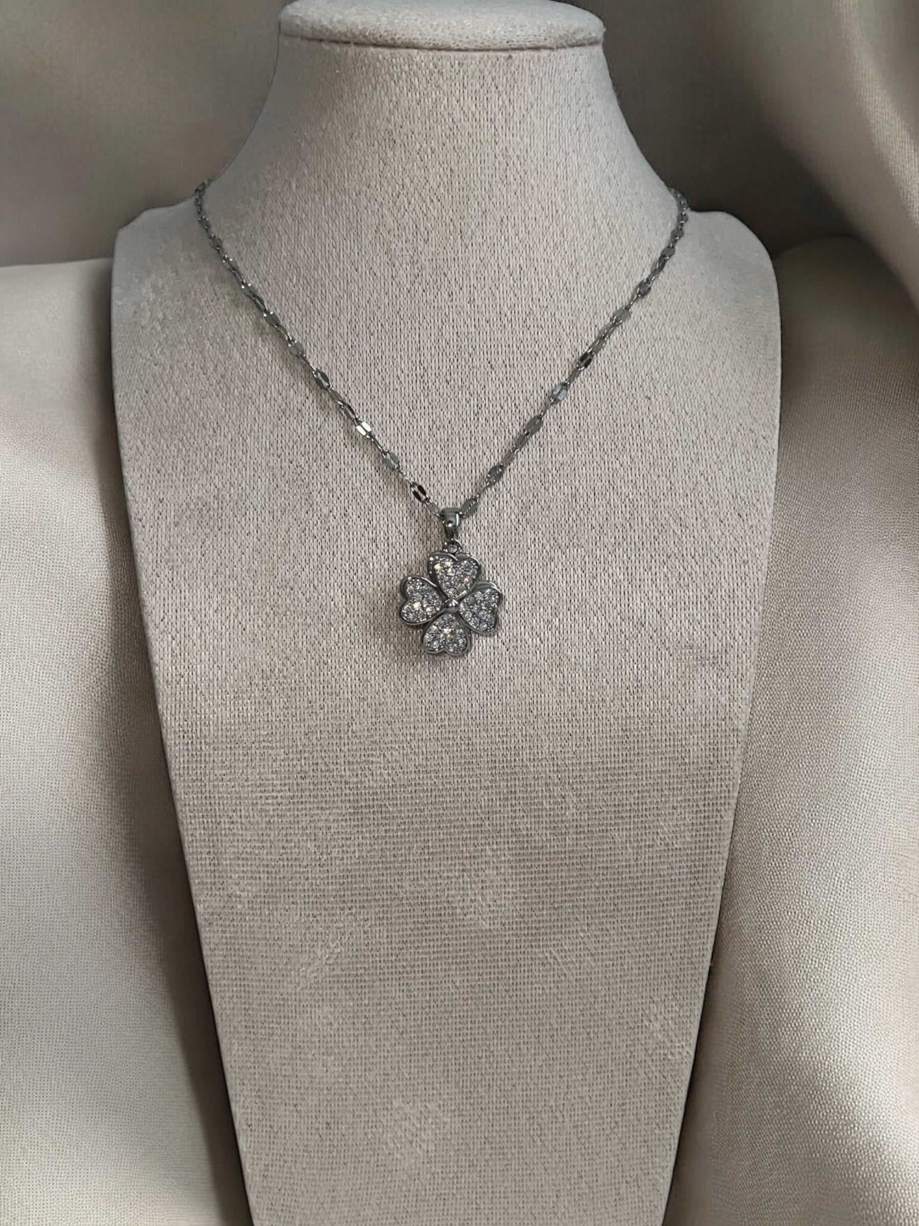 Necklace - Spinning Clover Silver