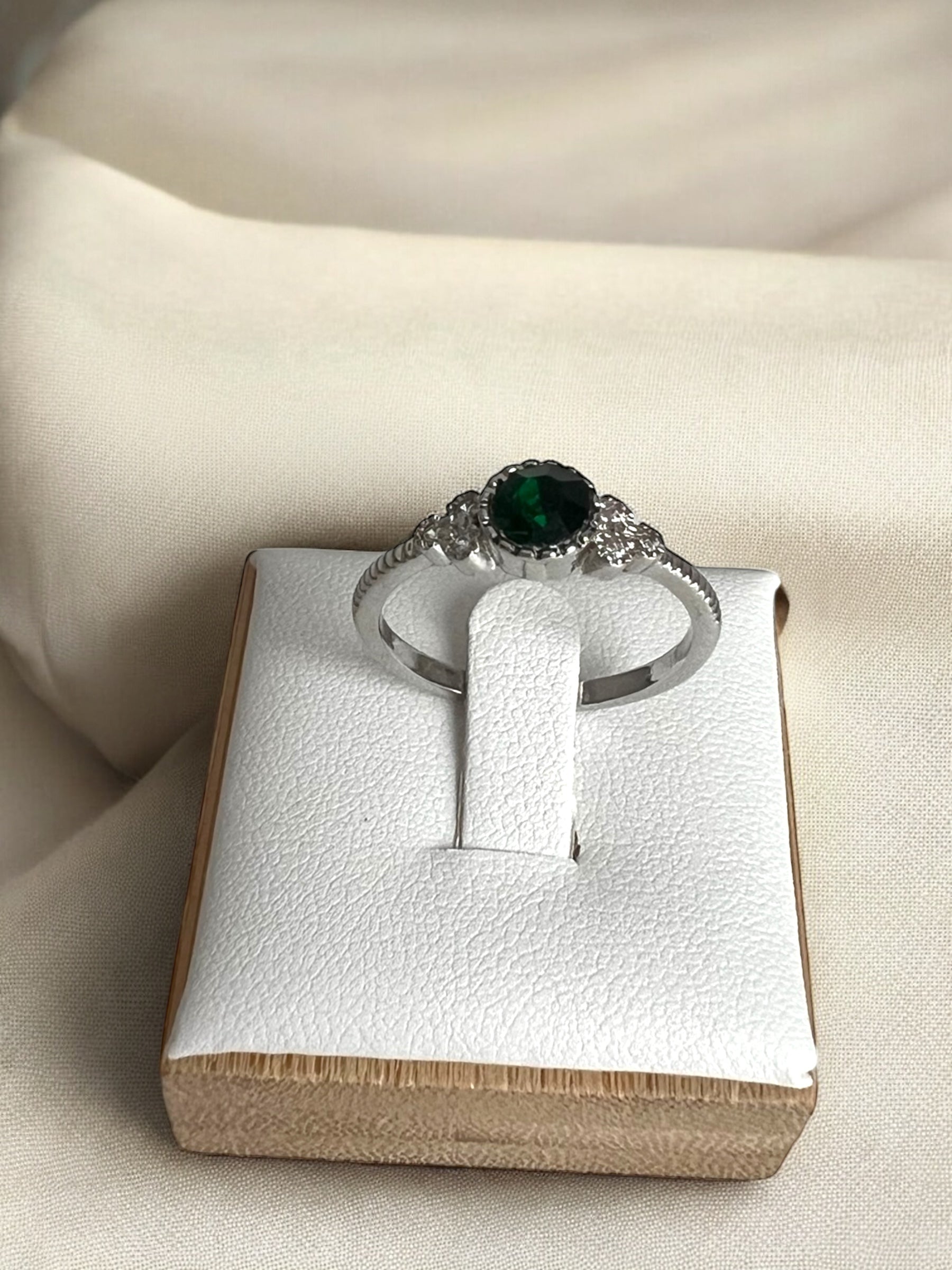 Ring - Emerald Gem - 925 Sterling Silver